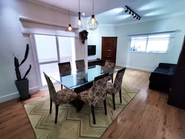Sobrado à venda no Residencial Colinas em César de Souza, com 3 dormitórios, sendo 1 suíte com closet.