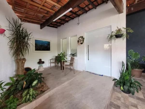 Casa à venda com piscina no bairro Vila Nova Socorro, com 3 dormitórios, sendo 1 suíte, espaço para festas e escritório.