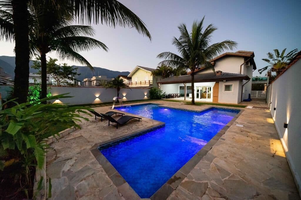 Casa de Praia Sobrado mobiliada à venda no Condomínio Morada da Praia em Bertioga, com 6 dormitórios e piscina