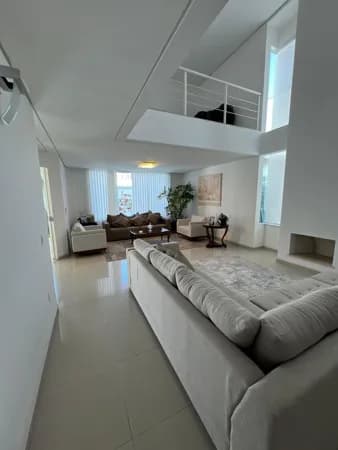 Casa Sobrado Alto Padrão à venda na Vila Oliveira em Mogi das Cruzes, SP, com 3 suítes e 348 m² de área construída.