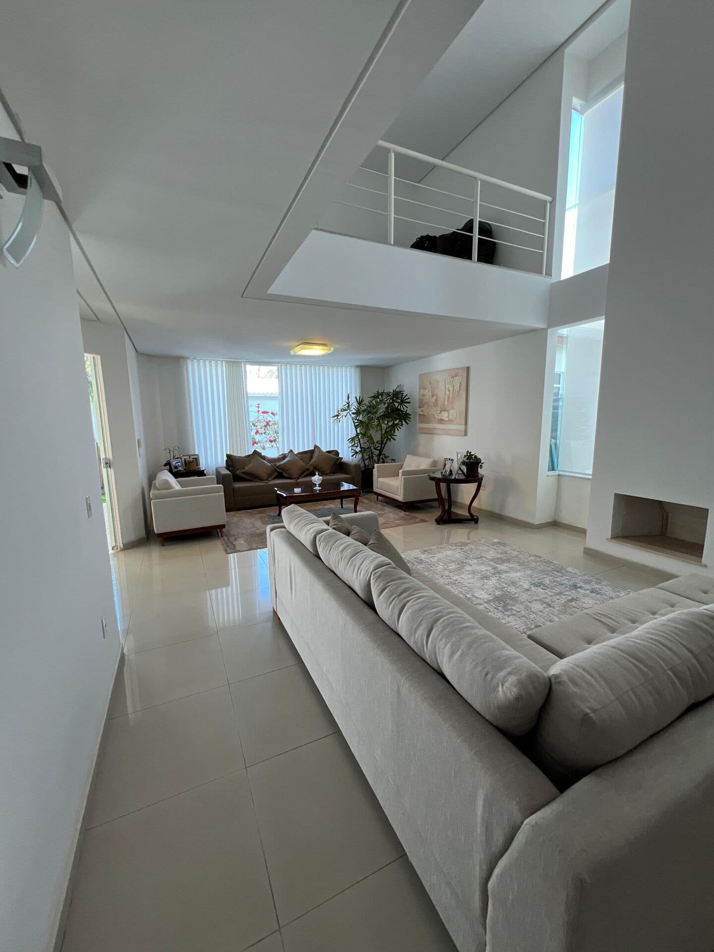 Casa Sobrado Alto Padrão à venda na Vila Oliveira em Mogi das Cruzes, SP, com 3 suítes e 348 m² de área construída.