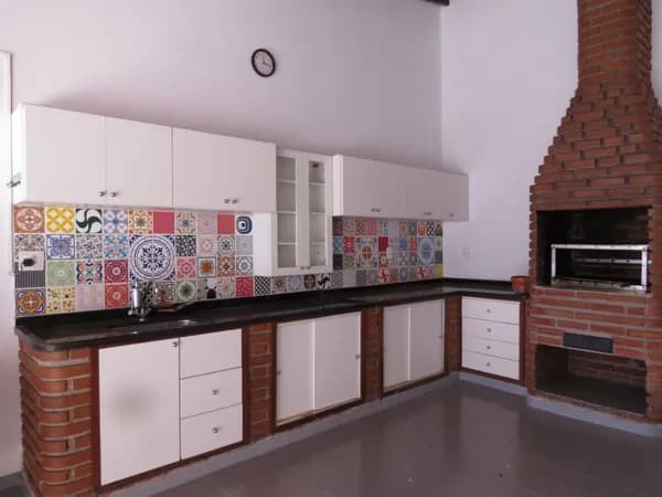 Casa Sobrado à venda no bairro Alto Ipiranga em Mogi das Cruzes, com 3 dormitórios e amplo espaço gourmet.