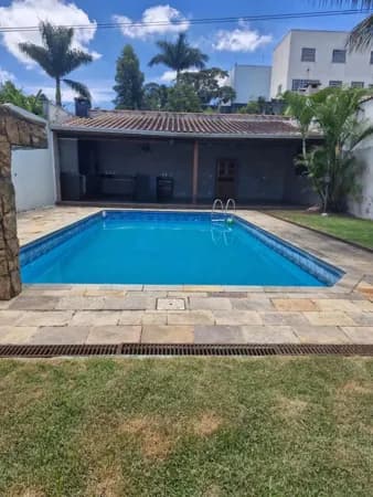 Casa Térrea à venda no bairro Vila Lavínia em Mogi das Cruzes, com piscina, espaço gourmet e 2 dormitórios, sendo 1 suíte.