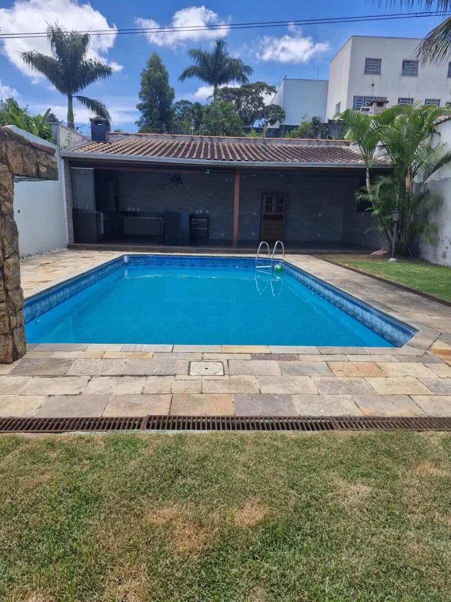 Casa Térrea à venda no bairro Vila Lavínia em Mogi das Cruzes, com piscina, espaço gourmet e 2 dormitórios, sendo 1 suíte.