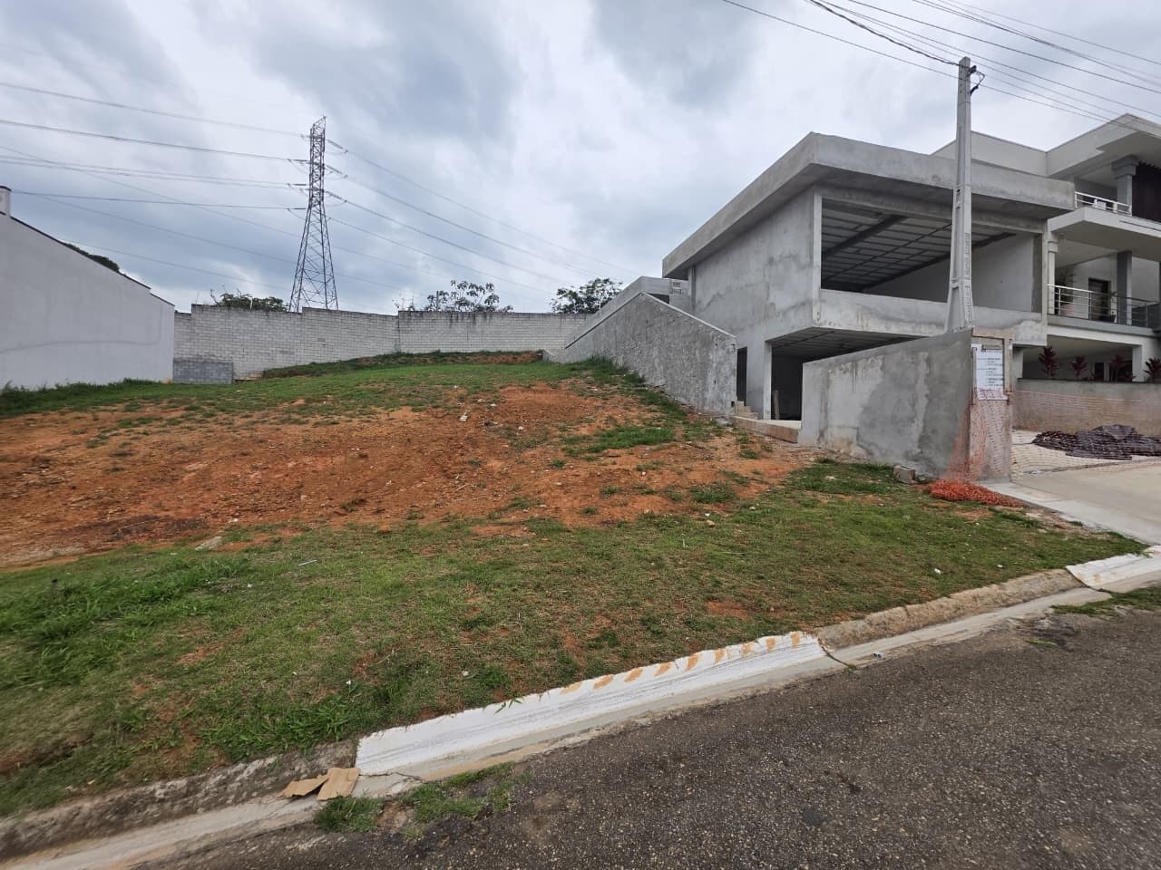 Excelente oportunidade para construir sua casa dos sonhos em um dos condomínios mais valorizados da região.