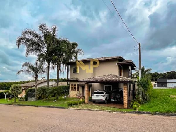 Casa em Condomínio com spa e campinho de futebol