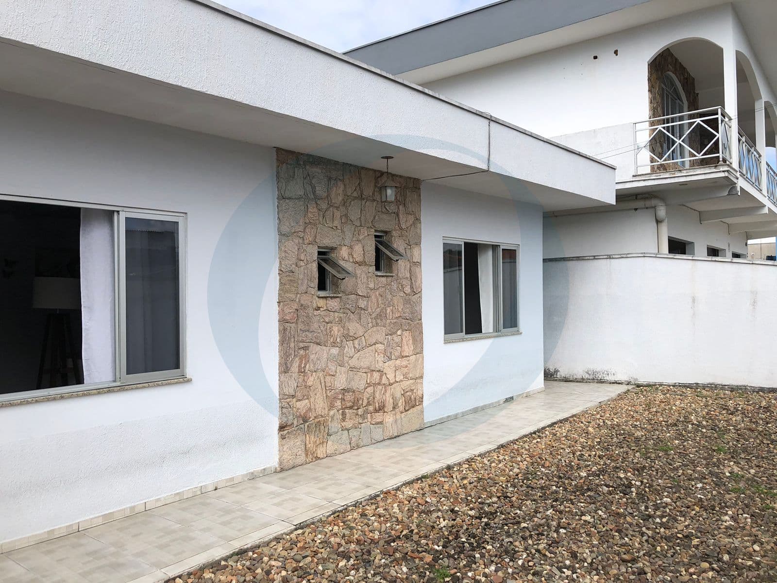 Casa com amplo terreno