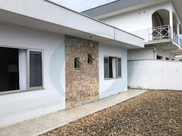 Casa com amplo terreno