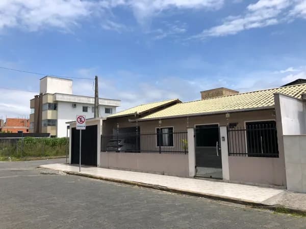 CASA NO CENTRO DE NAVEGANTES