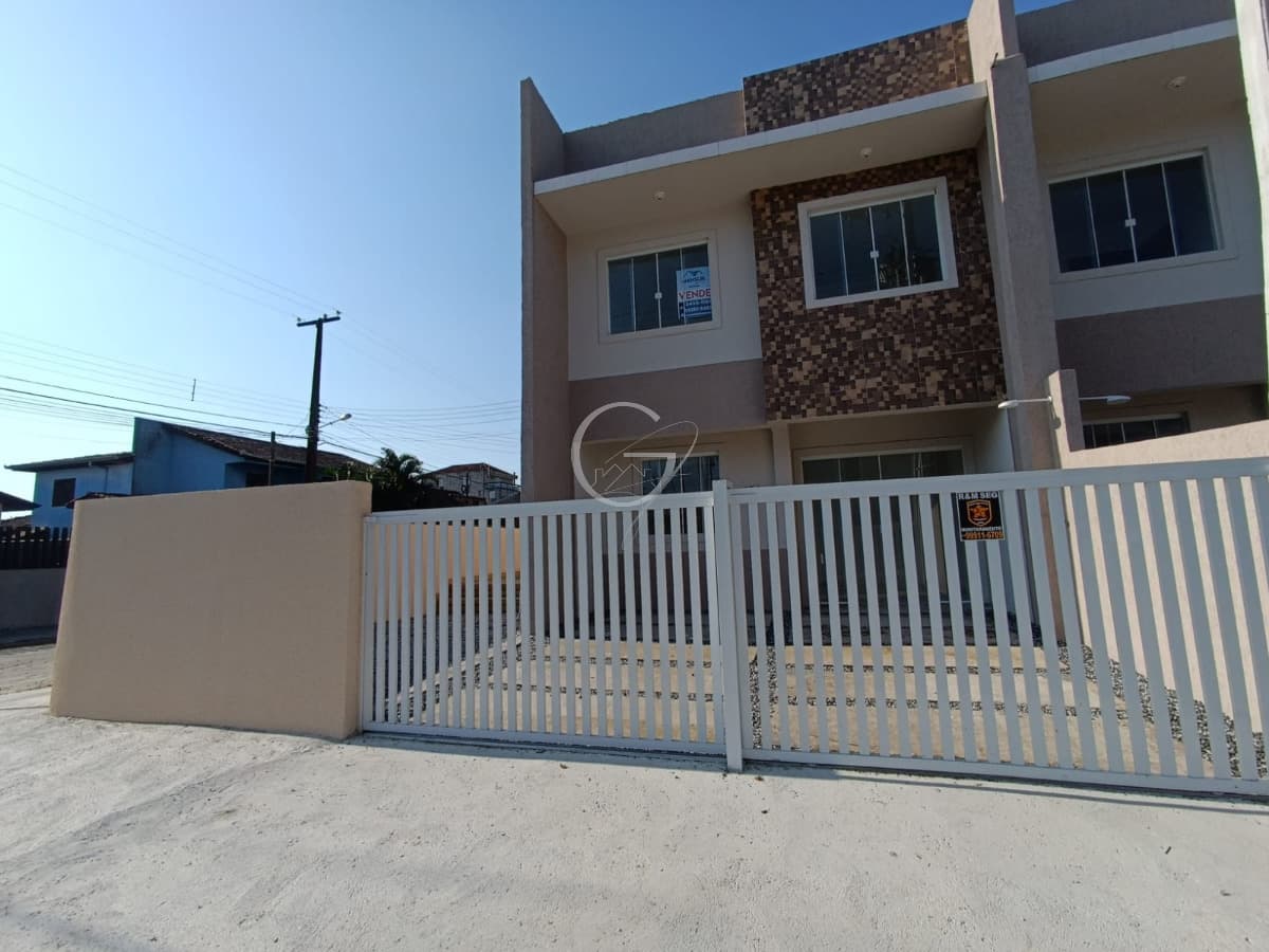 SOBRADO EM PADRÃO MODERNO COM 03 QUARTOS NO BALNEÁRIO IPANEMA!
