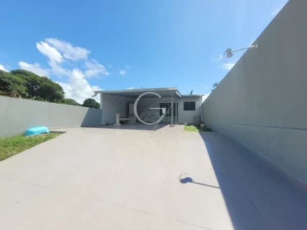RESIDÊNCIA COM 02 QUARTOS E ESPAÇO DE TERRENO EM IPANEMA A VENDA!!