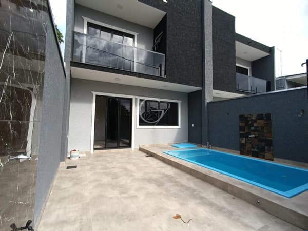 SOBRADO DE ALTO PADRÃO NO BALNEÁRIO PRAIA DE LESTE!
