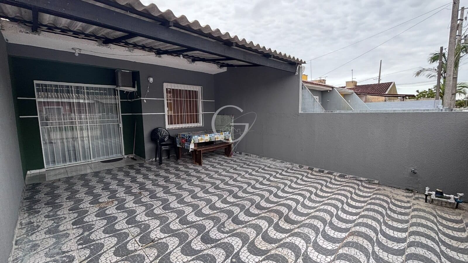 OPORTUNIDADE NO LITORAL: ENTRE E MORE – CASA COMPLETA E AVERBADA