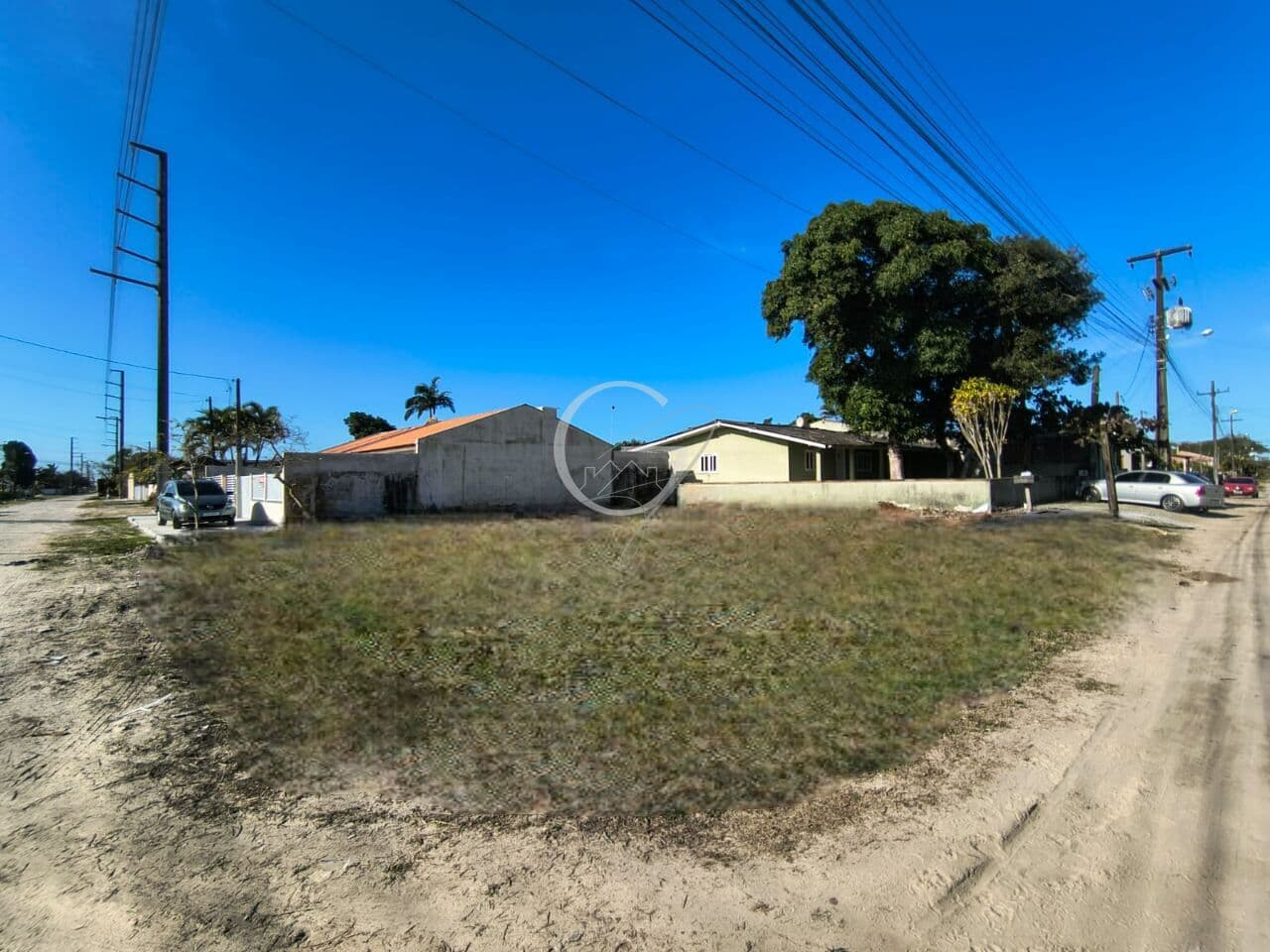 TERRENO DE ESQUINA NO LEBLON
