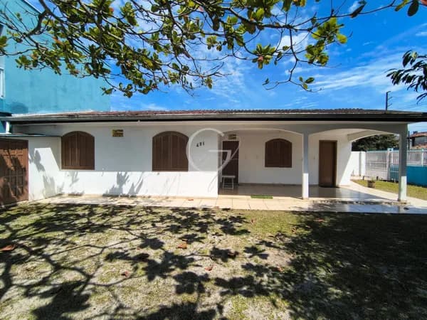 CASA COM AMPLO TERRENO À VENDA EM IPANEMA