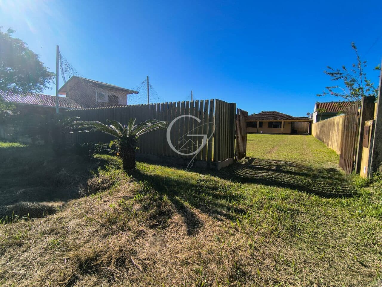 CASA COM AMPLO TERRENO NO CARMERY