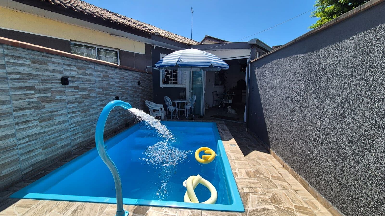RESIDÊNCIA COM 02 QUARTOS NO BALNEÁRIO CÉU AZUL/MATINHOS