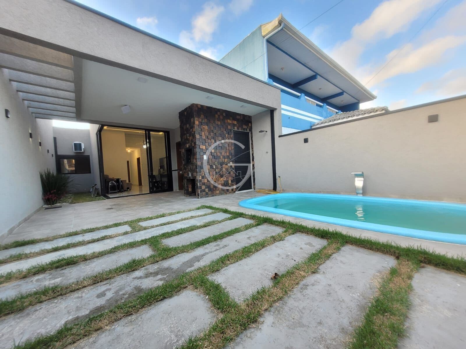 CASA PADRÃO MODERNO COM PISCINA EM IPANEMA- LOCAÇÃO DIÁRIA