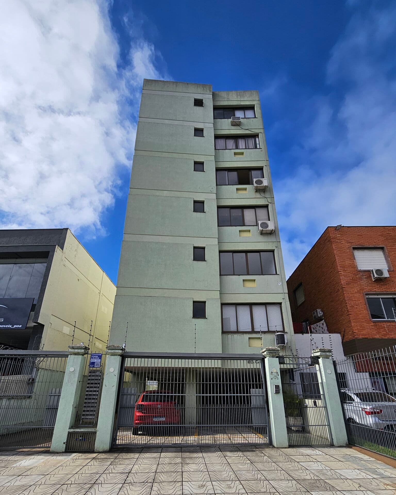 Apartamento 3 dormitórios com suíte e 1 vaga à venda no bairro Medianeira - Porto Alegre/RS