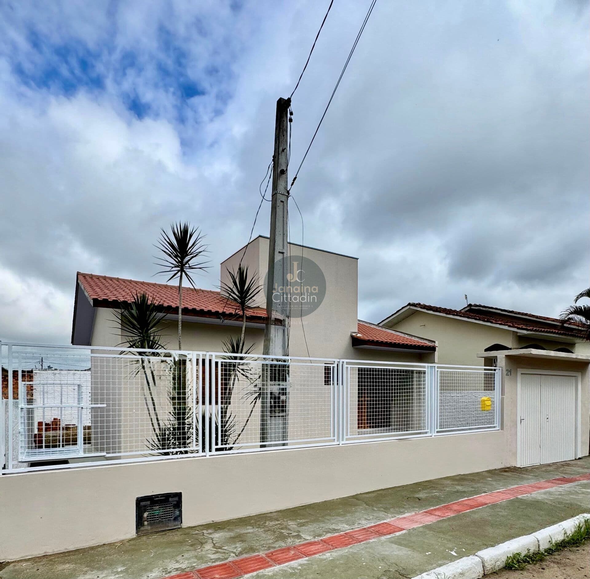Casa reformada e averbada à venda – Bairro Monte Castelo