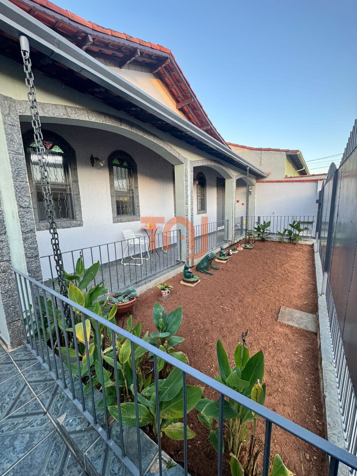 Casa com 3 dormitórios , sendo1 suíte, edícula nos fundos- Bairro São Carlos, Pouso Alegre/MG