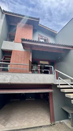 Sobrado amplo em rua privativa com segurança 24h, 3 dormitórios e lazer em casa