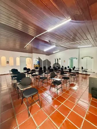 Prédio Comercial com Elevador e 659m² de Área Construída no Jardim do Mar
