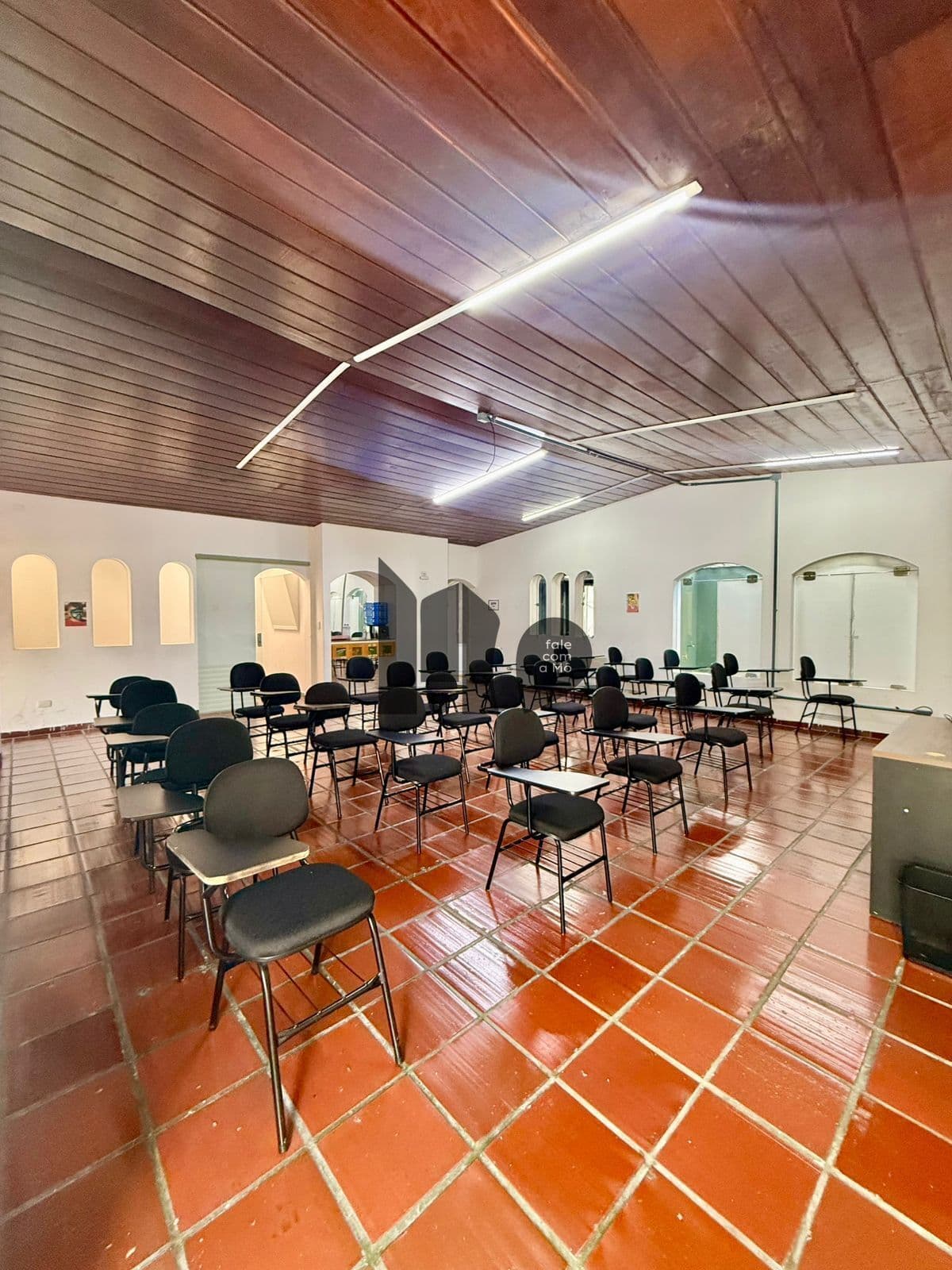 Prédio Comercial com Elevador e 659m² de Área Construída no Jardim do Mar