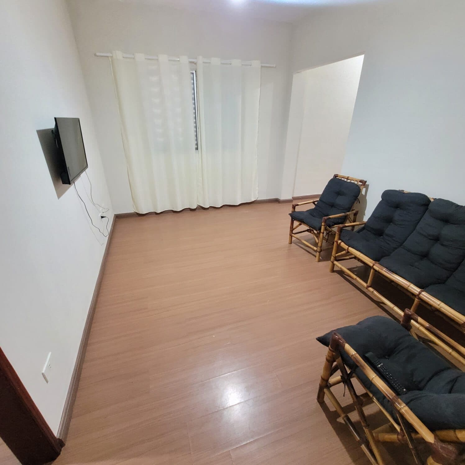 Loucura, Grande loucura. Excelente apartamento na Vila Tupi, de 02 dormitórios.
