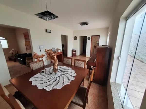 Casa com 3 quartos à venda no Bairro Rezende - Uberlândia/MG