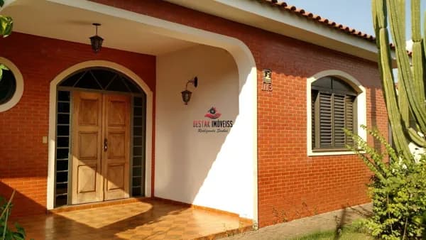 Casa com 6 quartos à venda no Bairro Bom Jesus - Uberlândia/MG