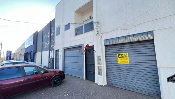 Loja à venda com apartamento no segundo pavimento, 3 quartos sendo 1 suíte, por R$ 1.300.000 - Alto Umuarama - Uberlândia/MG