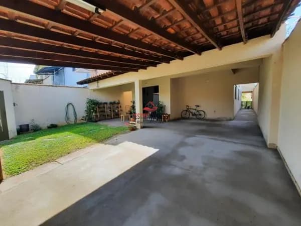 Casa com 4 quartos à venda no Bairro Nossa Senhora das Graças - Uberlândia/MG