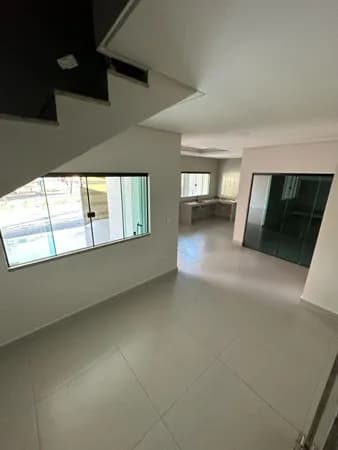 Sobrado com 3 quartos à venda, bairro Santa Mônica - Uberlândia/MG