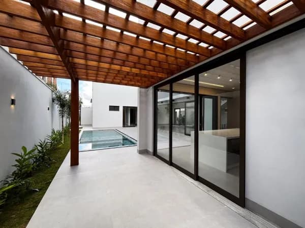Sobrado com 4 quartos à venda, Condomínio Jardim Versailles - Uberlândia/MG