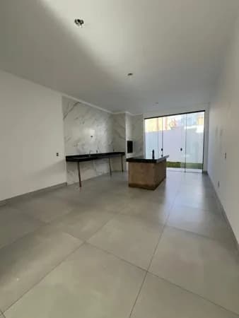 Sobrado com 3 quartos à venda, bairro Vida Nova - Uberlândia/MG
