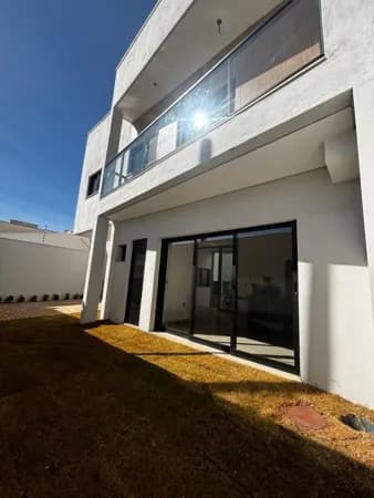 Sobrado com 3 quadros à venda no Bairro Vida Nova - Uberlândia/MG