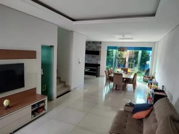 Sobrado com 3 quartos à venda, bairro Jardim Patrícia - Uberlândia/MG