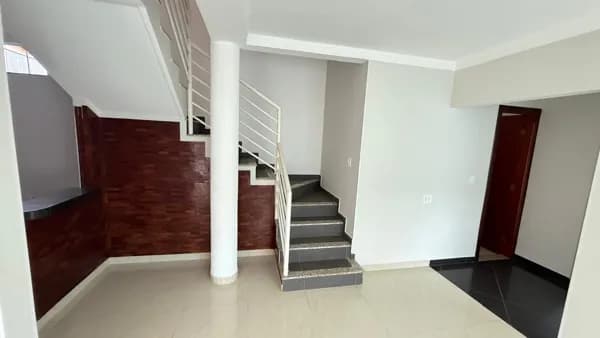 Sobrado com 3 quartos à venda, Bairro Santa Mônica - Uberlândia/MG