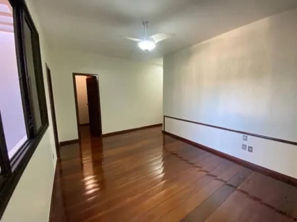 Sobrado com 4 quartos à venda, bairro Rezende - Uberlândia/MG