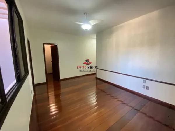 Sobrado com 4 quartos à venda, bairro Rezende - Uberlândia/MG
