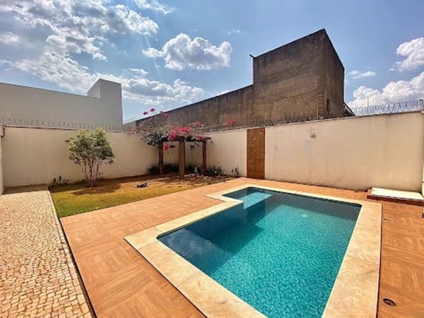 Sobrado com 3 quartos à venda, bairro Alto Umuarama - Uberlândia/MG