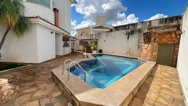 Sobrado com 5 quartos à venda, bairro Morada da Colina - Uberlândia/MG
