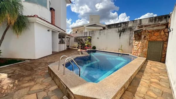 Sobrado com 5 quartos à venda, bairro Morada da Colina - Uberlândia/MG