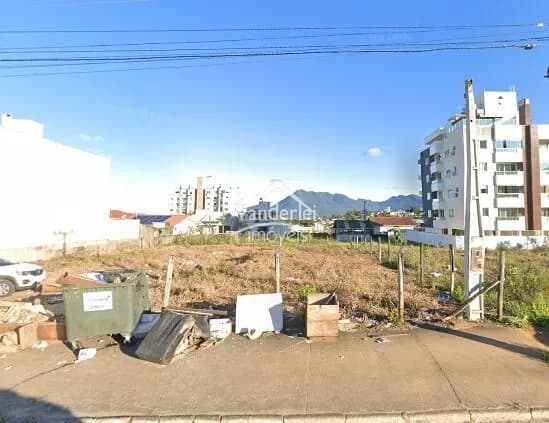 Terreno com 360m² com escritura pública em excelente localização na Av. Atílio Pedro Pagani em Palhoça - SC