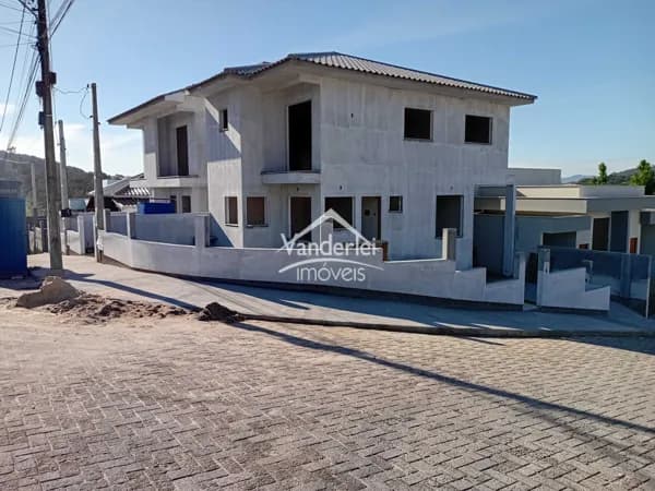 Sobrado com 02 suítes localizado no bairro Potecas em São José/SC