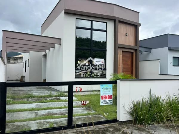 Casa com 03 quartos, sendo 01 suíte no bairro Vale Verde em Palhoça - SC