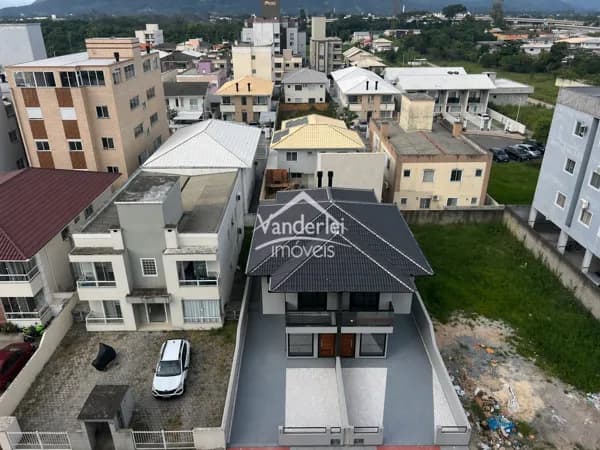 Sobrado no loteamento Nova Palhoça com 03 quartos, sendo 01 suíte em Palhoça - SC