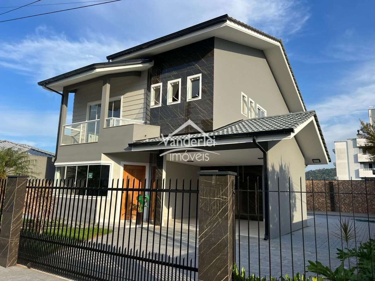 Casa Duplex com 03 quartos, sendo 01 suíte no bairro São Sebastião em Palhoça - SC
