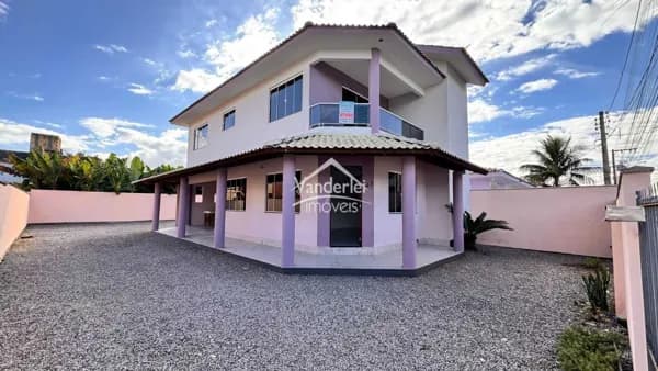 Casa tríplex com 225m² no bairro Barra do Aririu em Palhoça/SC